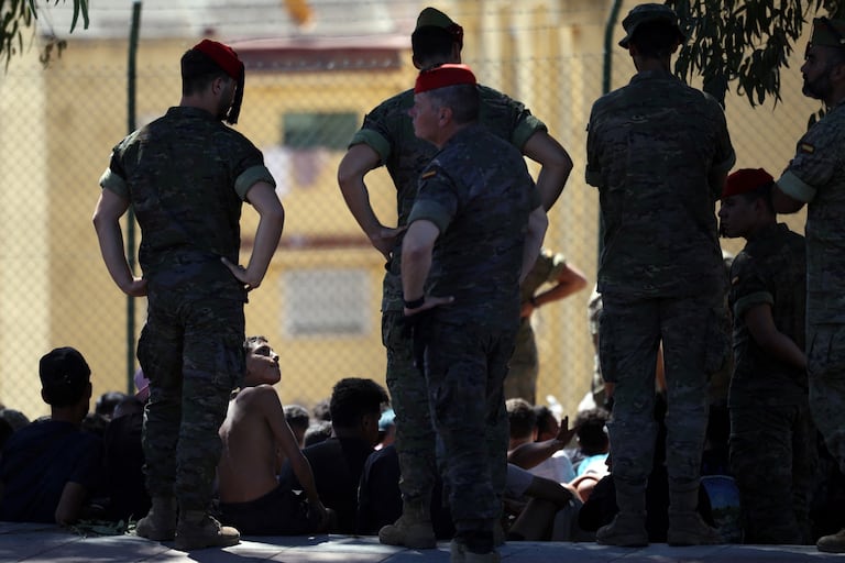 Des soldats espagnols surveillant des migrants à Sebta.