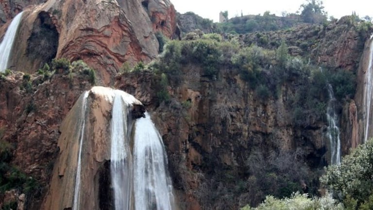 Cascades d'Imouzzer Ida Outanane, à 56 km au nord-est d’Agadir, à une altitude d’environ 1.200 mètres. Jaillissant sur plusieurs niveaux, elles s’écoulent le long de parois rocheuses. Ces cascades sont surnommées «voile de la mariée».